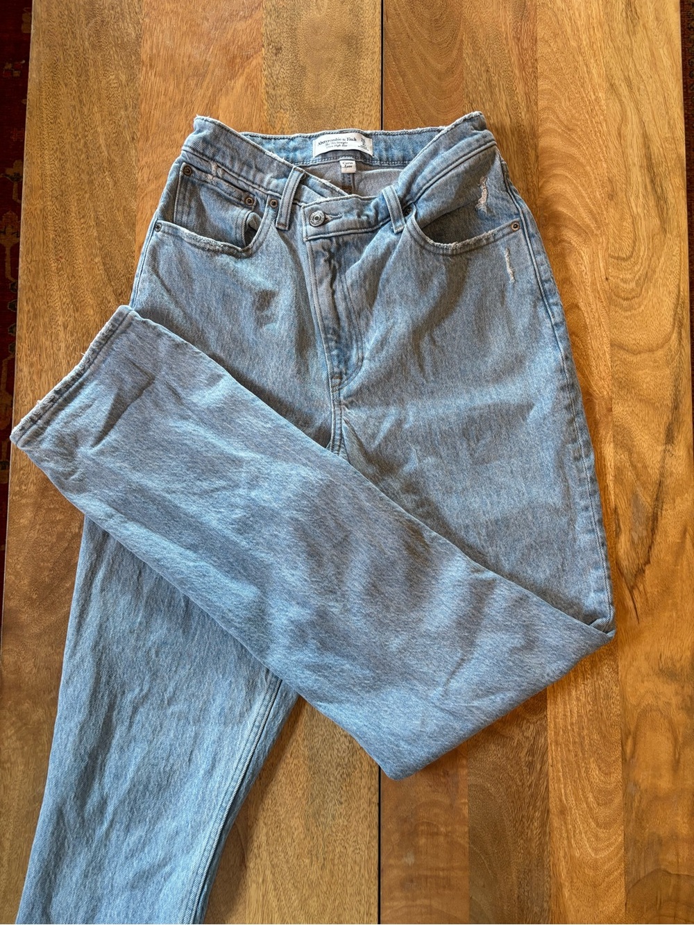 A&F Asymmetrical Ultra High Rise 90s Straight Jean 26L